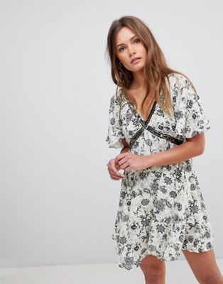 En Creme V-Neck Dress With Front Beading